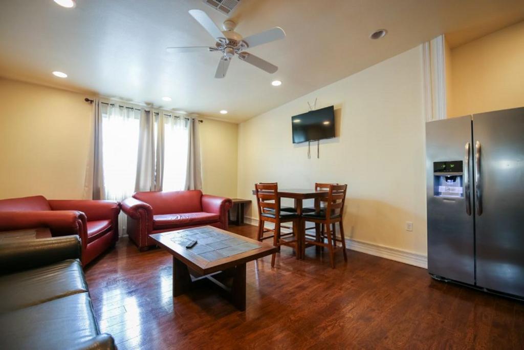 Luxury 4BR condo in Downtown by Hosteeva Main image 2